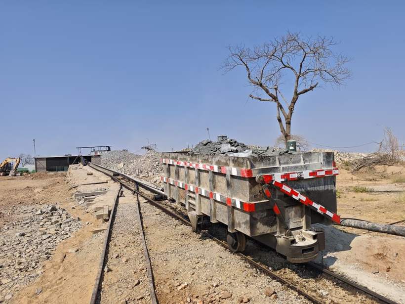 Cocopan loaded with ore on the rail line